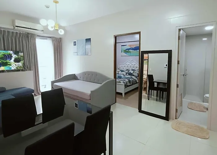 One Palm Tree Close To Airport - Terminal 3 *