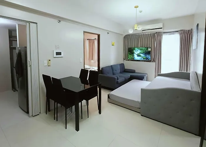 One Palm Tree Close To Airport - Terminal 3 * マニラ市