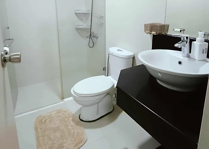 One Palm Tree Close To Airport - Terminal 3 * マニラ市