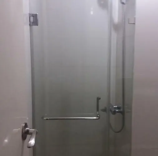 One Palm Tree Close To Airport - Terminal 3 * マニラ市