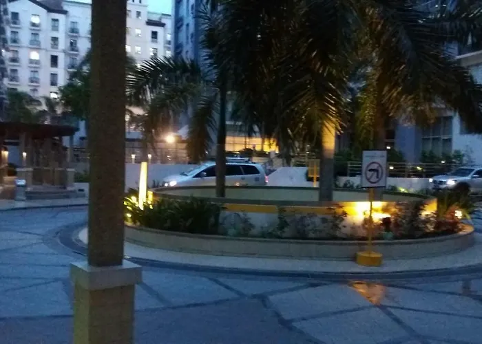 One Palm Tree Close To Airport - Terminal 3 * マニラ市